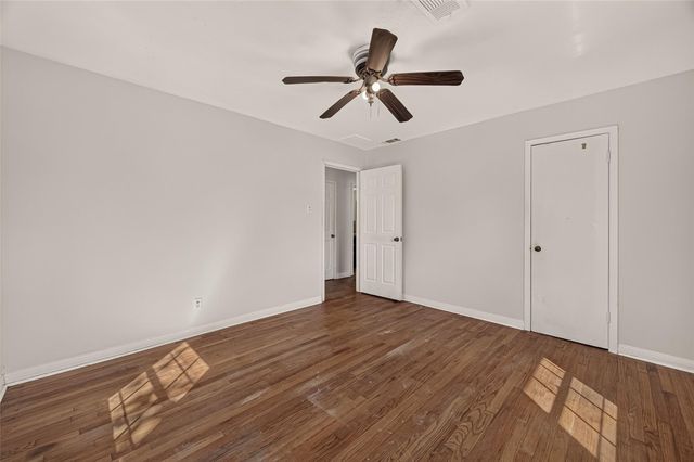 512 W Oak Street, Highlands, TX 77562