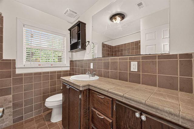 512 W Oak Street, Highlands, TX 77562