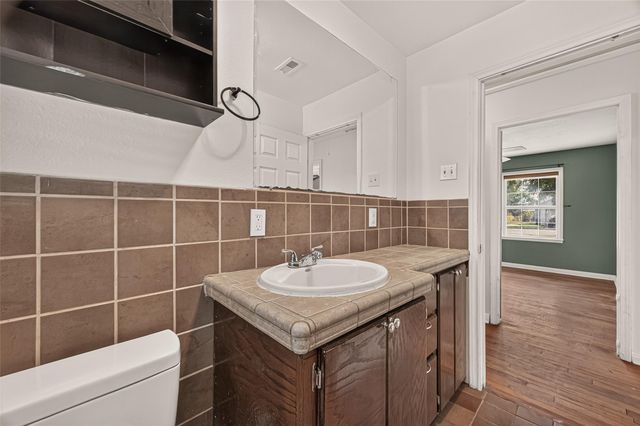 512 W Oak Street, Highlands, TX 77562