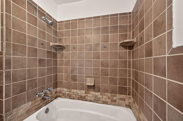 512 W Oak Street, Highlands, TX 77562
