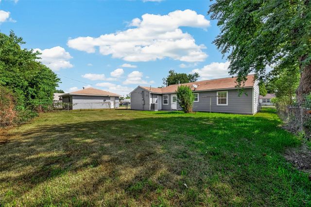 512 W Oak Street, Highlands, TX 77562