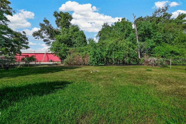 512 W Oak Street, Highlands, TX 77562