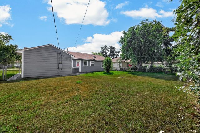 512 W Oak Street, Highlands, TX 77562