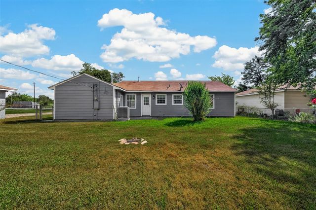 512 W Oak Street, Highlands, TX 77562