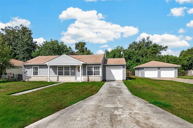 512 W Oak Street, Highlands, TX 77562