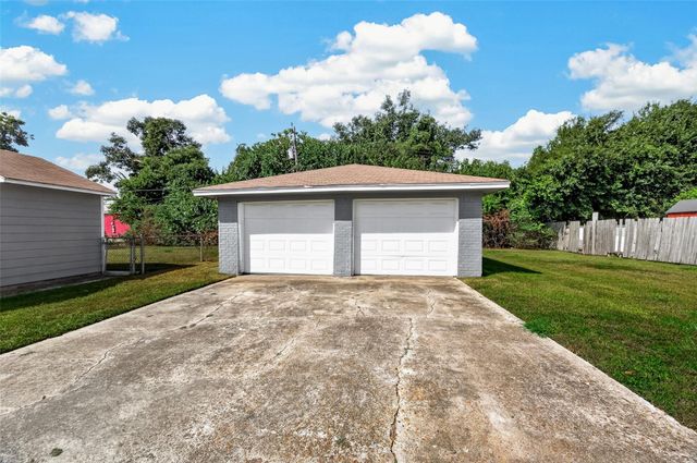512 W Oak Street, Highlands, TX 77562
