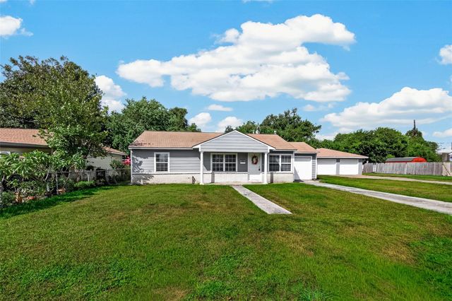 512 W Oak Street, Highlands, TX 77562