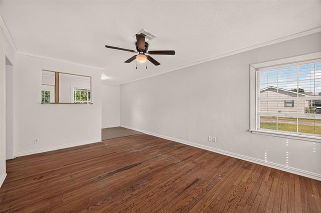 512 W Oak Street, Highlands, TX 77562