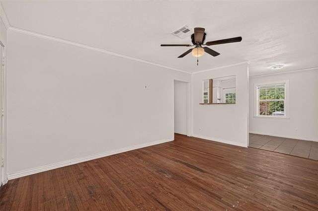 512 W Oak Street, Highlands, TX 77562