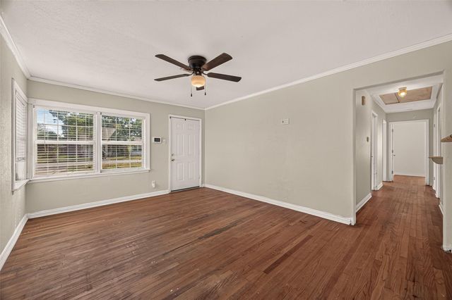 512 W Oak Street, Highlands, TX 77562