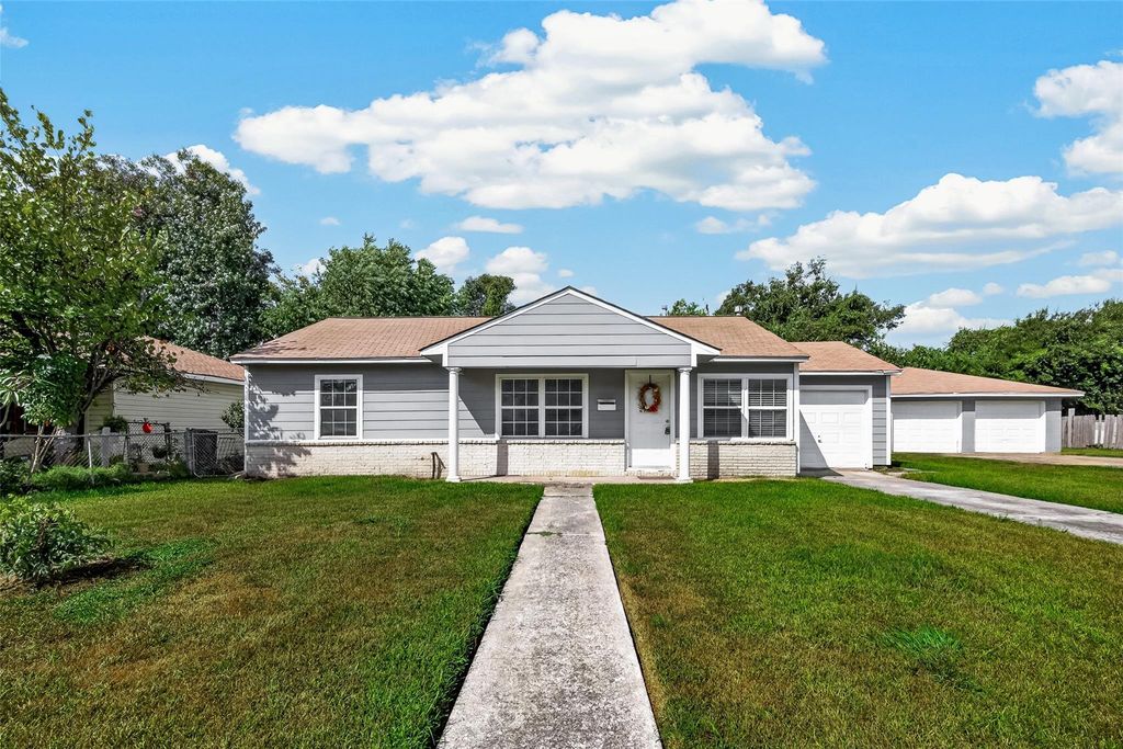 512 W Oak Street, Highlands, TX 77562