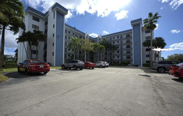 4700 Lucerne Lakes Boulevard 308, Lake Worth, FL 33467