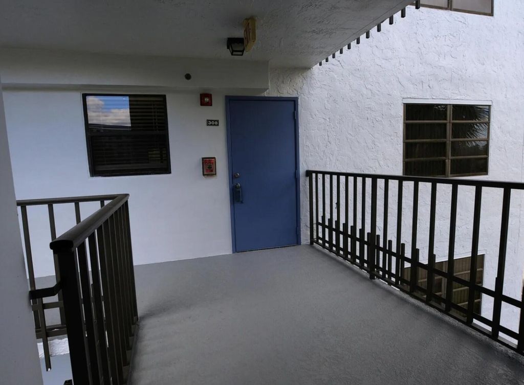 4700 Lucerne Lakes Boulevard 308, Lake Worth, FL 33467