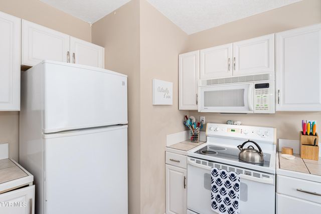 922 West Hillcrest Drive, Johnson City, TN 37604