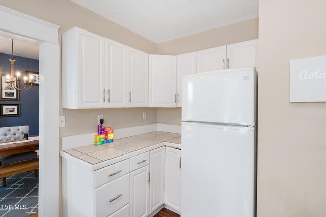 922 West Hillcrest Drive, Johnson City, TN 37604