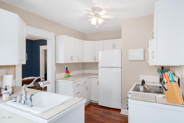 922 West Hillcrest Drive, Johnson City, TN 37604