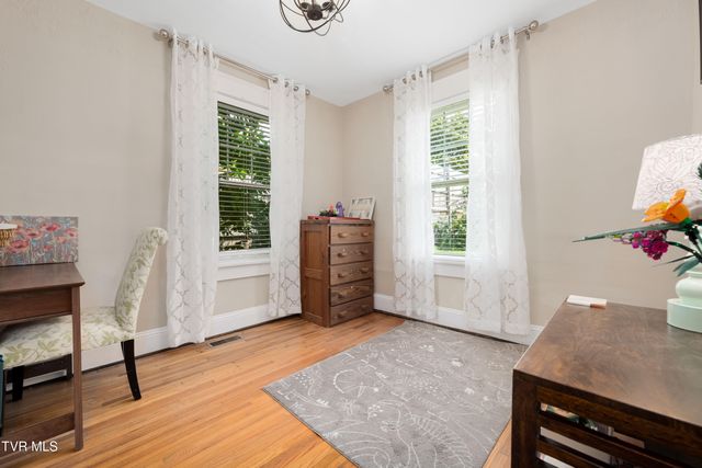 922 West Hillcrest Drive, Johnson City, TN 37604