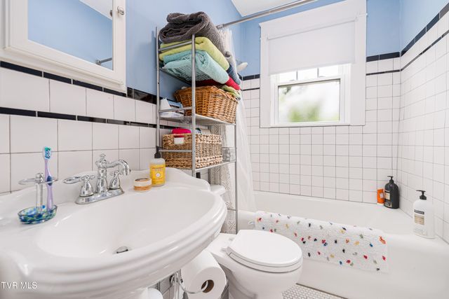 922 West Hillcrest Drive, Johnson City, TN 37604