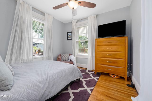 922 West Hillcrest Drive, Johnson City, TN 37604