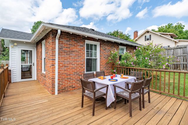 922 West Hillcrest Drive, Johnson City, TN 37604