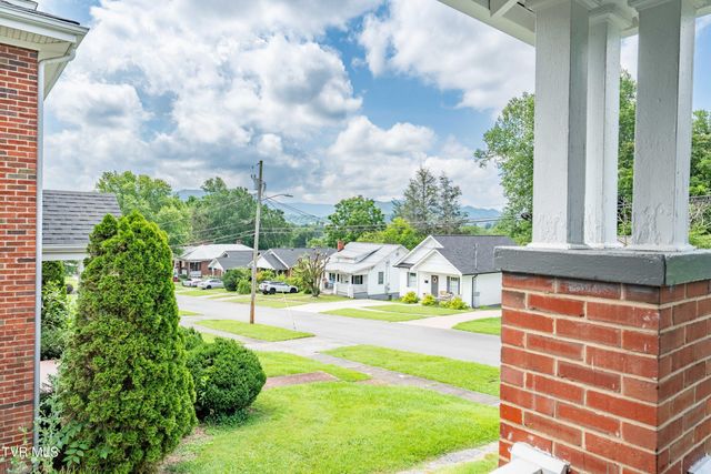 922 West Hillcrest Drive, Johnson City, TN 37604