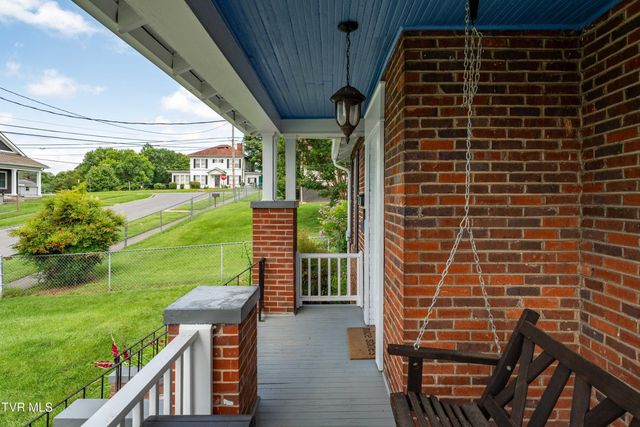 922 West Hillcrest Drive, Johnson City, TN 37604