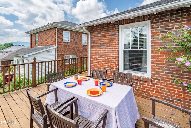 922 West Hillcrest Drive, Johnson City, TN 37604