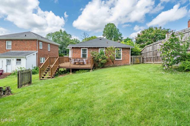 922 West Hillcrest Drive, Johnson City, TN 37604