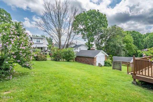 922 West Hillcrest Drive, Johnson City, TN 37604