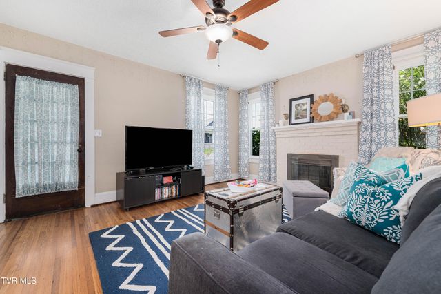 922 West Hillcrest Drive, Johnson City, TN 37604