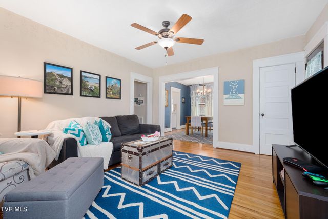 922 West Hillcrest Drive, Johnson City, TN 37604