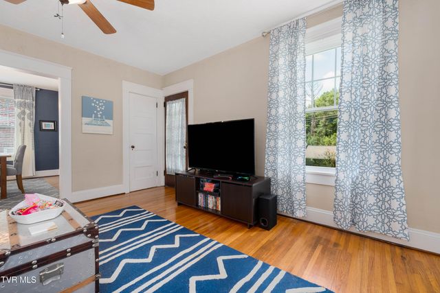 922 West Hillcrest Drive, Johnson City, TN 37604