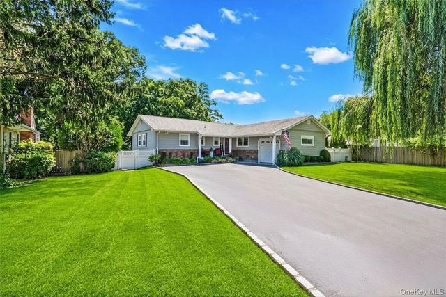 15 Locksley Lane, Nesconset, NY 11767