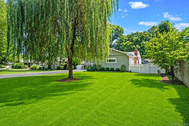 15 Locksley Lane, Nesconset, NY 11767