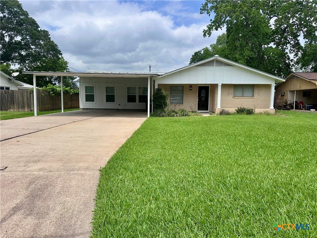 Image 1 of property listing at 608 W Thomas, Cuero, TX 77954