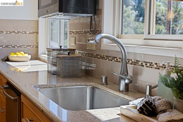 84 TEMPLAR PLACE, Oakland, CA 94618