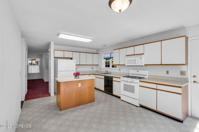 2 Taylor Lane, Jackson, NJ 08527