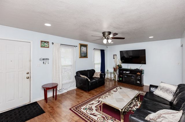 1345 E 16th Street, Des Moines, IA 50316