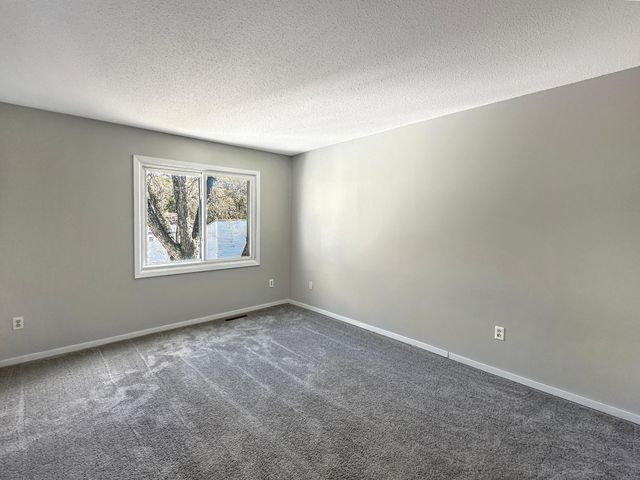607 E Burnsville Parkway 13, Burnsville, MN 55337