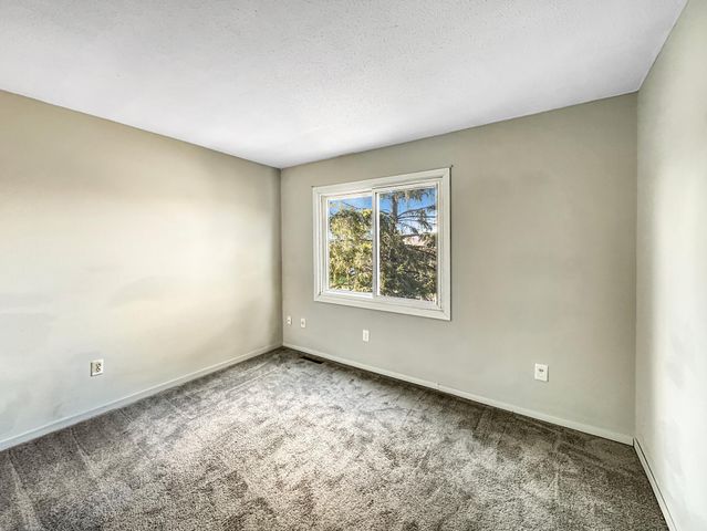 607 E Burnsville Parkway 13, Burnsville, MN 55337