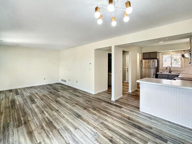 607 E Burnsville Parkway 13, Burnsville, MN 55337