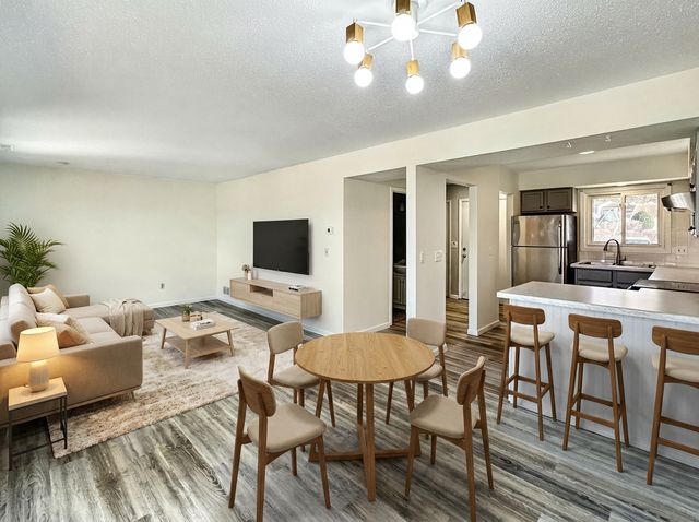 607 E Burnsville Parkway 13, Burnsville, MN 55337