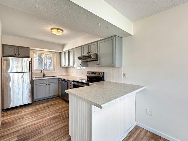 607 E Burnsville Parkway 13, Burnsville, MN 55337