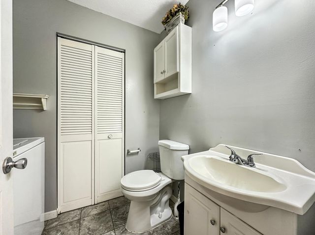 607 E Burnsville Parkway 13, Burnsville, MN 55337