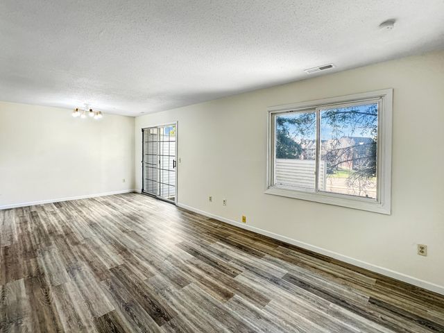 607 E Burnsville Parkway 13, Burnsville, MN 55337