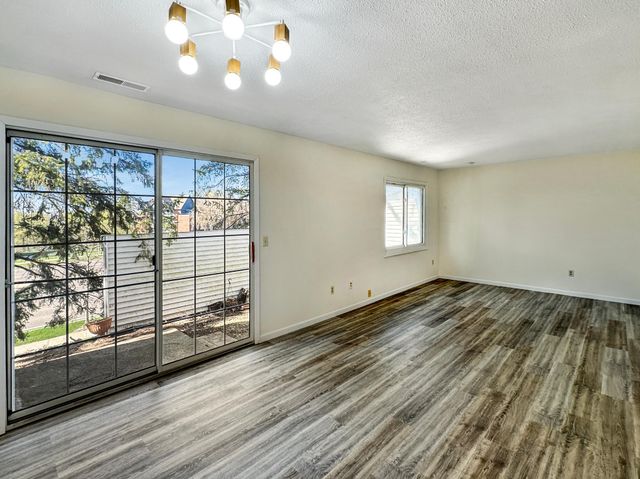 607 E Burnsville Parkway 13, Burnsville, MN 55337