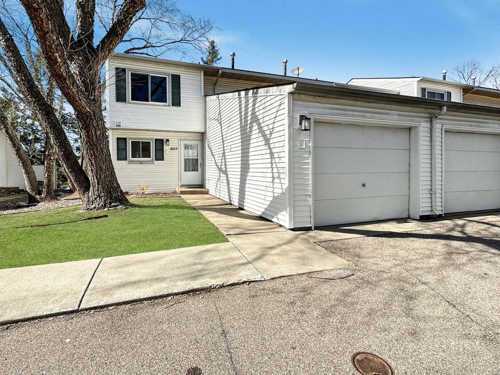 607 E Burnsville Parkway 13, Burnsville, MN 55337