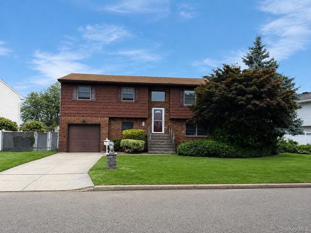 95 W Lake Drive, Lindenhurst, NY 11757