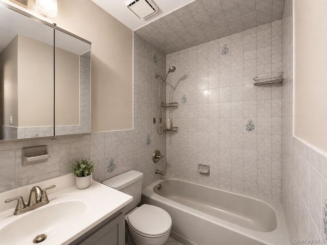 95 W Lake Drive, Lindenhurst, NY 11757