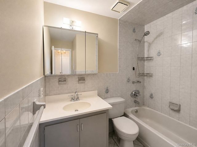 95 W Lake Drive, Lindenhurst, NY 11757